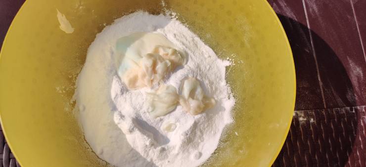 Mix baking Soda and Conditioner