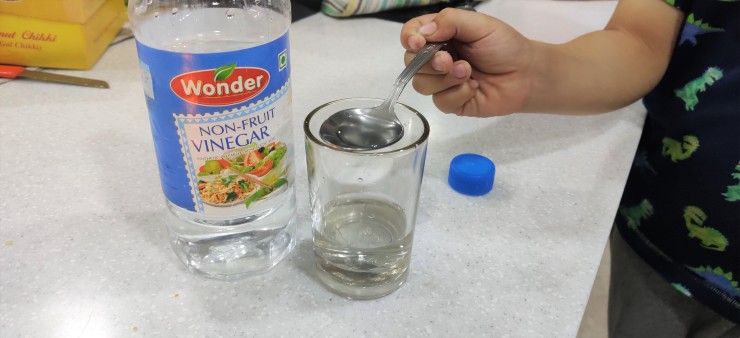 Add vinegar to glass